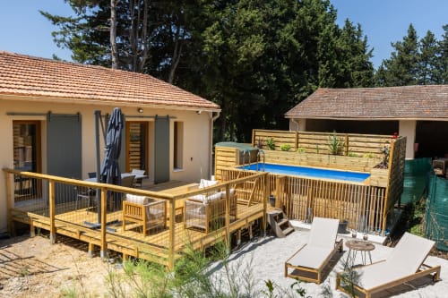 Terrasse ombragée avec salon de jardin