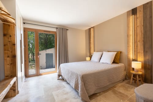 Chambre double , tête de lit en bois brut