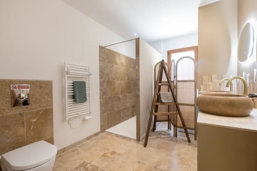 Salle de bain élégante avec douche à l’italienne