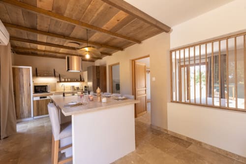Salon avec décoration chaleureuse, idéal pour se détendre après une journée dans les Alpilles.