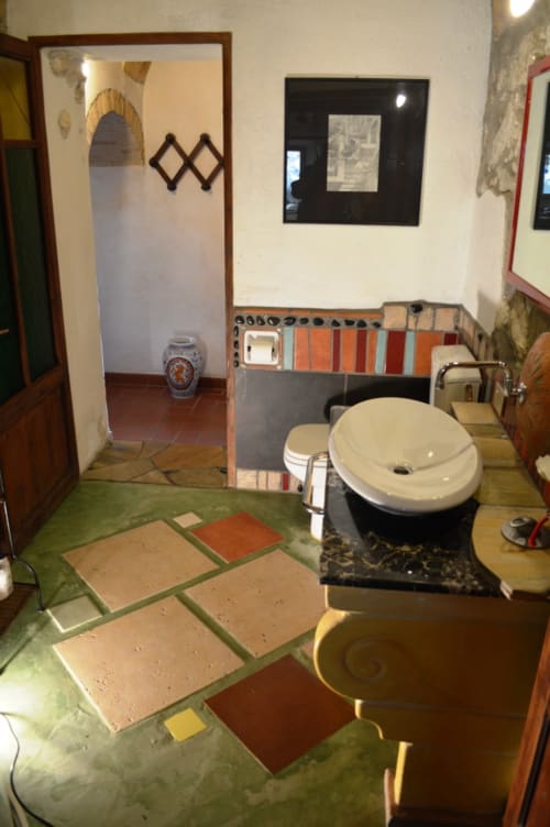 Badezimmer im Agri-Bio Santa Palmira in Pomarance mit modernem Waschbecken, farbenfrohen Fliesen und rustikaler Einrichtung