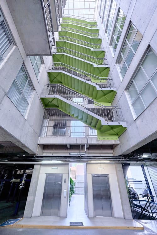 Patio moderno de Pares Homes México con balcones verdes y arquitectura contemporánea
