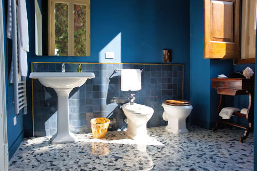 Lussuoso bagno blu di Villa Ceci B&B ad Andria, Italia, con doppi lavabi, arredi vintage e pavimentazione in terrazzo