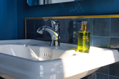 Moderno lavabo da bagno con rubinetto cromato e sapone Pure Herbs presso la Villa Ceci B&B di Andria, Italia
