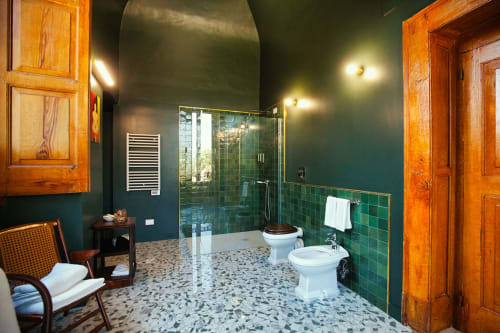 Lussuoso bagno di Villa Ceci con piastrelle verdi, pavimento in marmo, doccia aperta, bidet e porte in legno ad Andria