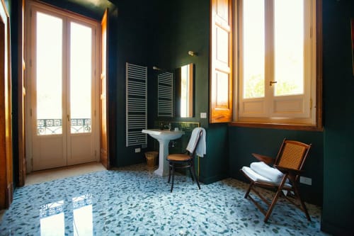 Camera Vittoria suite presidenziale a Villa Ceci ad Andria con pareti verdi, lavabo a piedistallo, pavimenti in cotto e vista sul giardino