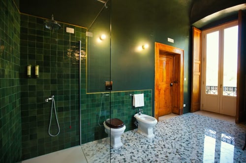 Bagno lussuoso con piastrelle verdi, doccia a pioggia, bidet, WC e pavimento in terrazzo a Villa Ceci ad Andria