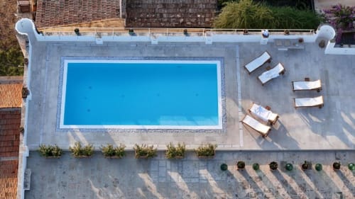 Vista aerea della piscina rettangolare di Villa Ceci con lettini sulla terrazza ad Andria, Italia