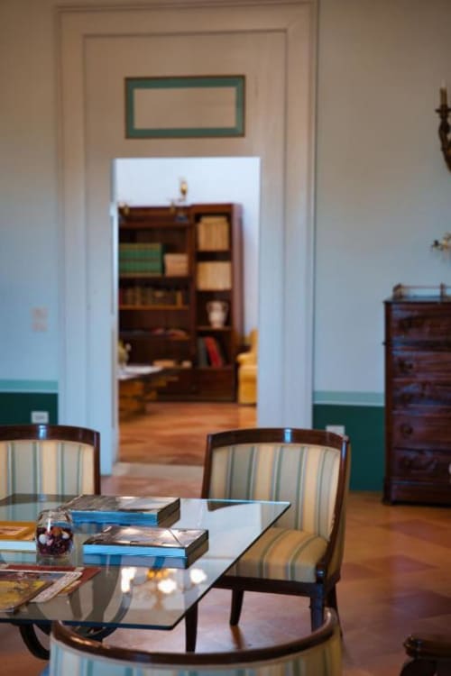 Elegante zona pranzo con sedie rigate presso Villa Ceci B&B ad Andria, Italia, che si apre su camere arredate