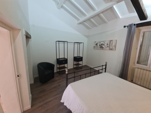 Camera da letto spaziosa presso Chambre d'hôtes Gîte Le Tilleul con letto, zona salotto privata e lucernario a Le Martinet