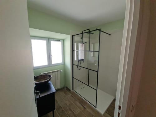 Bagno moderno con doccia in vetro con cornice nera, lavabo a piedistallo e pareti verdi presso Chambre d'hôtes Gîte Le Tilleul