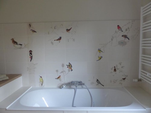 Modern bathroom at L'Amiradou with bird-themed wall decals in the les oiseaux room, Félines-sur-Rimandoule