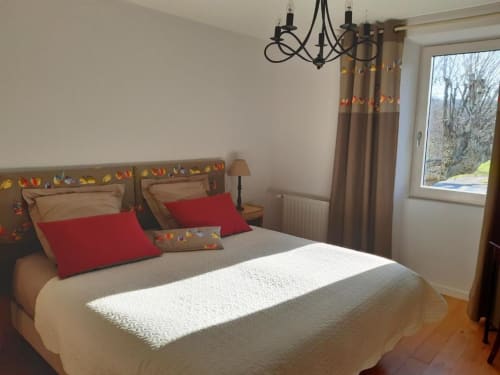 Les oiseaux bedroom at L'Amiradou B&B in Félines-sur-Rimandoule with twin beds, red pillows, and autumn-themed décor