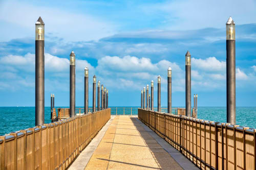 Moderno molo con pali metallici che si estende nel mare turchese sotto il cielo azzurro vicino ad Atessa, Abruzzo