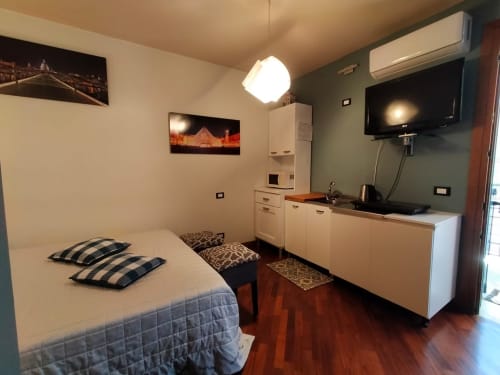 Bright mini apartment at Casa Meravigliosa with bed, kitchenette, TV, and garden view in Fontanafredda