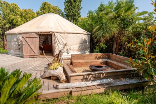 Yourte Tenang dans un jardin exotique à Hyères, hébergement insolite et confortable pour des vacances en famille ou en couple.