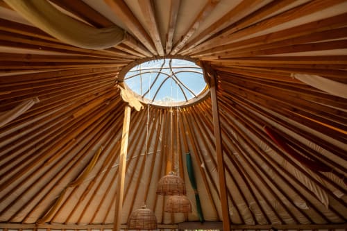 Plafond en bois de la yourte avec puits de lumière central — hébergement atypique et lumineux dans le Var.