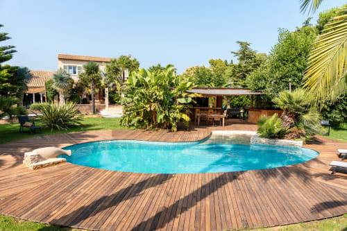 Piscine avec vue dégagée sur le jardin tropical — hébergement avec piscine à Hyères, idéal pour les vacances d’été.