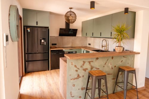 Cuisine moderne entièrement équipée dans la villa Casa Kaya, parfaite pour cuisiner en groupe pendant les vacances à Hyères.