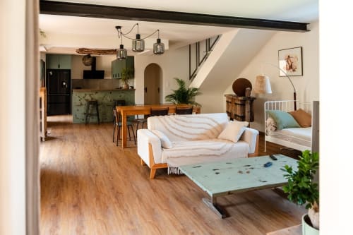 Salon spacieux et lumineux ouvert sur le jardin, hébergement de charme à louer à Hyères.