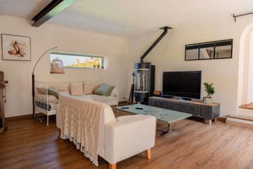 Salon spacieux et lumineux ouvert sur le jardin, hébergement de charme à louer à Hyères.