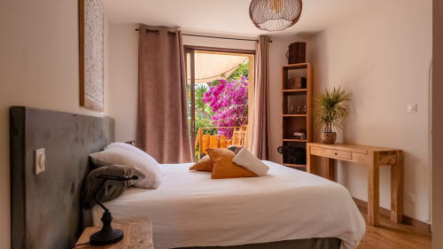 Suite parentale avec grand lit double et vue sur le jardin exotique – location de vacances avec piscine à Hyères.