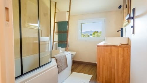 Salle de bain avec baignoire dans une maison de vacances à Hyères.