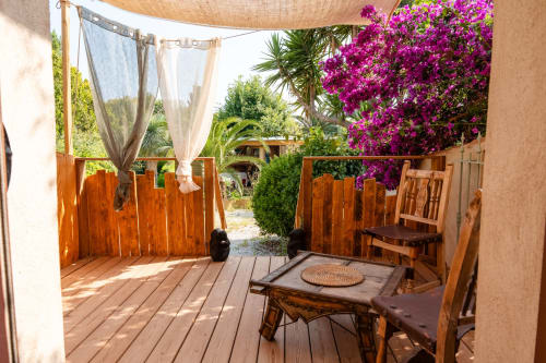 Terrasse ombragée de la suite parentale dans maison de vacances à Hyères.