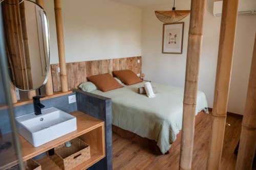Chambre double bambou avec salle de bain privative dans villa Kaya à Hyères. 