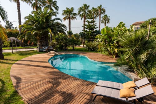 Vue d’ensemble sur la piscine et le jardin tropical – maison de vacances haut de gamme dans le Var.