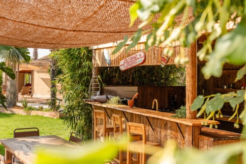 Terrasse ombragée et espace détente dans un cadre tropical, maison familiale à louer à Hyères.
