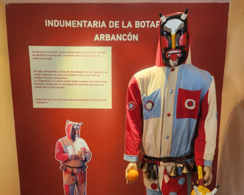 Exhibición de vestuario tradicional Arbancon en museo de alojamiento rural