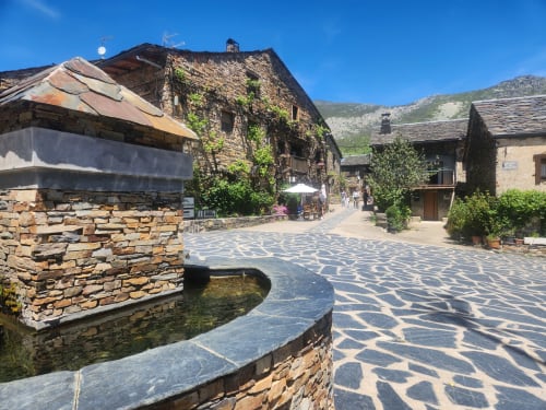 Patio de piedra con fuente en el hotel rural Fuente Vieja de Arbancón, España