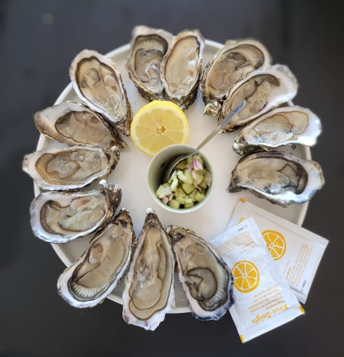 Huîtres fraîches dressées au citron et mignonette aux Logis d'Argent à Mimizan