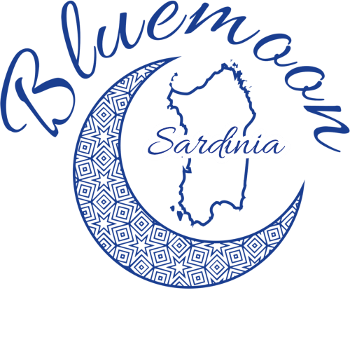 Logo Bluemoon Sardegna con luna crescente decorativa, mappa della Sardegna e Cagliari
