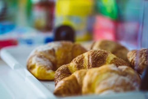 Croissant freschi con zucchero e cannella dalla colazione Bluemoon Sardegna a Cagliari