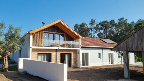 Appartement Casa do Lume moderne chez Charm Discovery Experiences à Leiria, Portugal, avec accents en bois et détails en brique