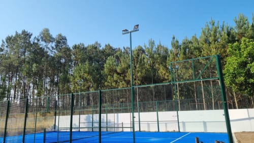 Terrain de padel à surface bleue et filet vert au Charm Discovery Experiences à Leiria, Portugal