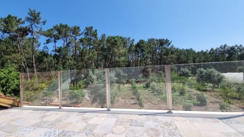 Enclos de court de padel transparent surplombant des oliviers et une forêt de pins à Casa do Lume, Leiria