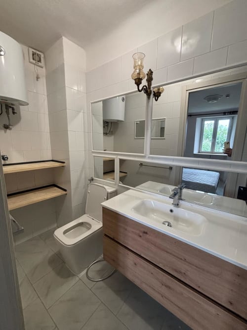 Bagno moderno nell'Apartment Sormano 3, THE V Collection Milano, con doppio lavabo e doccia walk-in rivestita