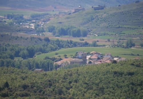 Vista aérea del alojamiento rural Fuente Vieja ubicado en los verdes valles de Arbancón, España