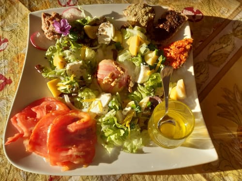 Salade gourmande colorée garnie de légumes frais et de fleurs à L'Amiradou B&B à Félines-sur-Rimandoule