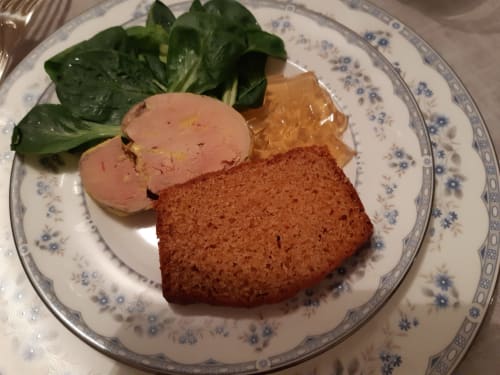 Terrine de foie gras avec gelée et salade à L'Amiradou B&B à Félines-sur-Rimandoule
