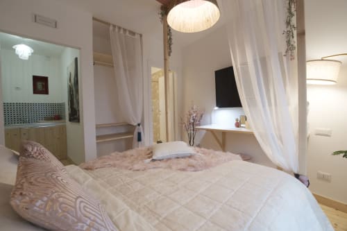 Camera moderna a Cuore di Rocca a Rocca di Papa con letto a baldacchino, tende trasparenti e bagno privato