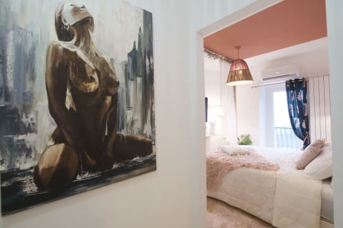 Camera moderna dell'hotel Cuore di Roccia a Rocca di Papa con opere d'arte astratta e dettagli in terracotta sul soffitto