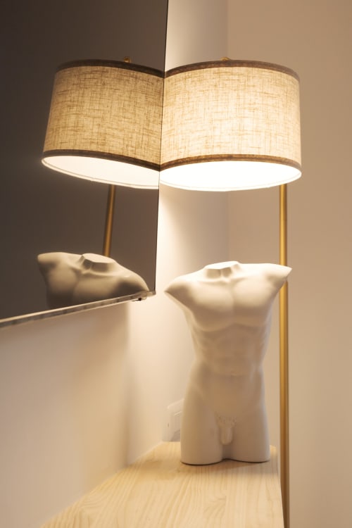 Lampada da tavolo moderna con paralume in lino texturizzato e base scultoreo bianca nella camera dell'hotel Rocca di Papa