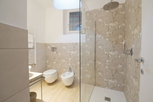 Bagno moderno dell'hotel Cuore di Rocca a Rocca di Papa con piastrelle decorate e doccia in vetro
