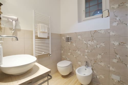 Bagno moderno dell'hotel Cuore di Rocca a Rocca di Papa con eleganti piastrelle floreali e finiture contemporanee