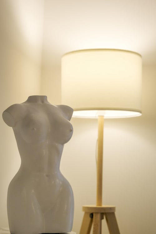 Scultura di torso bianco accanto a lampada crema nella camera dell'hotel Cuore di Rocca, Rocca di Papa