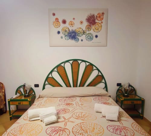 Camera da letto doppia accessibile all'Hotel Principe di Rinella con testata decorativa verde, biancheria a tema marino e scientifica